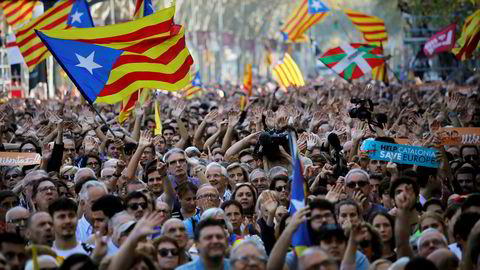 Tilhengere av katalansk uavhengighet jubler i gatene i Barcelona like før det spanske senatet ga regjeringen i Madrid grønt lys til å sette regionens selvstyre til side. Foto: Emilio Morenatti / AP / NTB scanpix