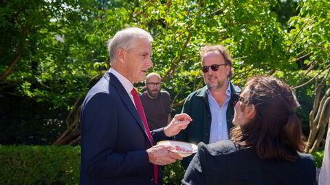 Statsminister Jonas Gahr Støre (Ap) holder sin halvårlig oppsummerende pressekonferanse i statsministerboligens hage. Til høyre med solbriller, DNs politiske redaktør Frithjof Jacobsen.