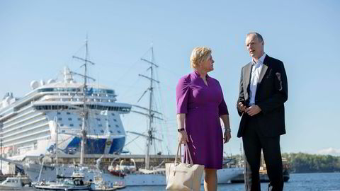 Finansminister Siv Jensen vil forlenge den gunstige skatteordningen for norske rederier. Rederiforbundets Sturla Henriksen er tilfreds. I bakgrunnen cruiseskipet «Regal Princess» – riktignok utenlandsk, men med Oljefondet som ikke ubetydelig aksjonær i eierselskapet.