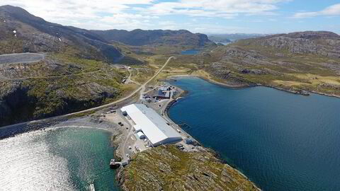 Det var i fjor sommer at det ble oppdaget et større utslipp av plastkuler fra Griegs settefiskanlegg Adamselv i Finnmark.