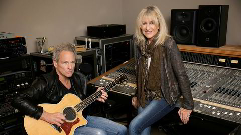 Duo. Lindsey Buckingham (67) og Christine McVie (73) er de viktigste låtskriverne i Fleetwood Mac, et av tidenes største popband. Nå har de laget duo-album sammen med den beryktede rytmeseksjonen.