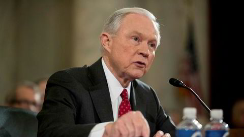 Jeff Sessions er godkjent som USAs justisminister.