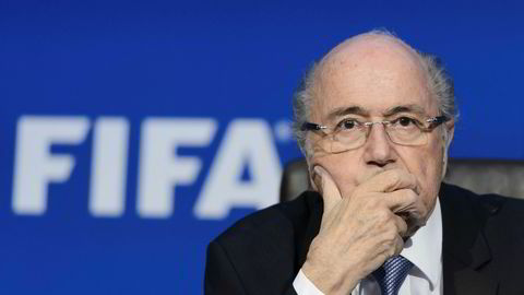 Den korrupsjonssiktdede Fifa-presidenten Sepp Blatters sjebne avgjøres mandag.