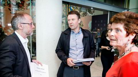 Jordbruksforhandlingene i år er komplisert, også fordi beregningsgrunnlaget ikke tar opp i seg verdien av skattelettelsene også bøndene har fått. Statens forhandlingsleder, departementsråd Leif Forsell (til vestre), Lars Petter Bartnes, leder i Norges Bondelag og Merete Furuberg, leder i Norsk Bonde- og Småbrukarlag.