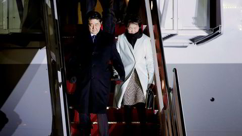 Ifølge en meningsmåling har oppslutning til den japanske statsministeren Shinzo Abe stupt den senere tiden. Her er han sammen med sin kone Akie Abe.