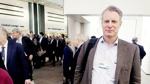Investor Johan H. Andresen står i gangen mellom konferansesalene under årets World Economic Forum i Davos. Han mener deltagerne er blitt mindre skråsikre enn før.