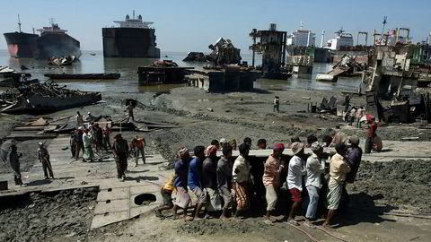 Hovedargumentet mot «beaching» er at arbeidsforholdene er elendige og at de miljømessige konsekvensene er store. I Chittagong i Bangladesh skal 22 arbeidere har mistet livet i løpet av fjoråret, skriver artikkelforfatterne.