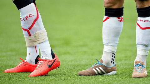 Fotballspilleren Luis Suarez var en av de aller første fotballstjernene som brukte Adidas' første strikkede fotballsko, Samba Primeknit. Her fra en kamp i 2014 mot Manchester United da Suarez spilte for Liverpool.