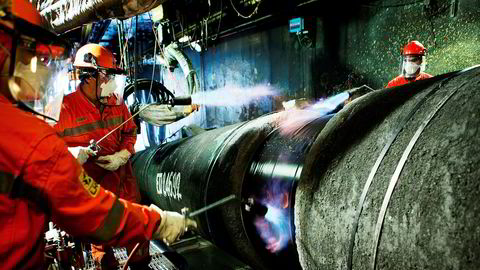 Arbeidere jobber med legging av Nord Stream-gassrørledningen i Østersjøen i 2011.