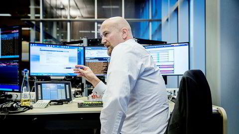 Analykter Torbjørn Kjus følger oljeprisen på råvaredesken hos DNB Markets. Foto: Fredrik Bjerknes