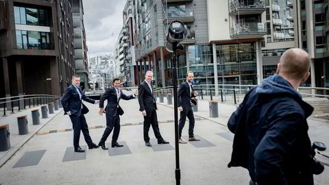 Per Valebrokk, nummer tre fra venstre,  slutter som redaktør i E24 og begynner i pr-byrået Storm Communications. For anledningen hadde selskapet ordnet med fotograf får å ta nye bilder.  Fra venstre Jan-Erik Larsen, Petter Stordalen, Valebrokk og Marius Parmann.