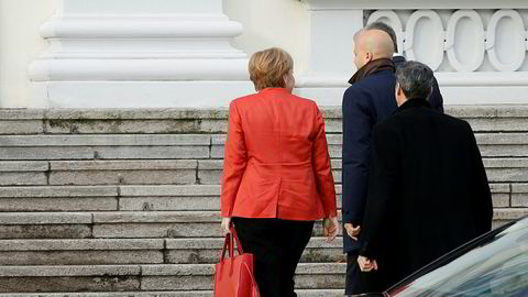 Tysklands forbundskansler Angela Merkel var mandag på vei for å møte forbundspresident Frank-Walter Steinmeier etter at regjeringsforhandlingene kollapset samme natt. Foto: REUTERS/Axel Schmidt