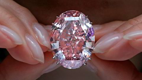 Salget av diamanten slår den tidligere rekordholderen Oppenheimer Blue-diamanten som ble solgt for 493 millioner kroner i fjor.