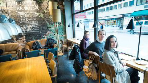 Art direction-studentene Henriette Johansen (f.v.), Lasse Sandberg Nilsen og Sollin Apelthun Sæle var tirsdag på Starbucks for å tegne til en skoleoppgave på Westerdals.