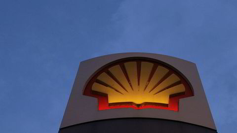Nigeria sikter oljeselskapene Shell og Eni for korrupsjon.
