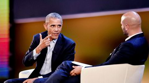 US former president Barack Obama (L) speaks with Sam Kass, food entrepreneur and former White House chef, during the third edition of «Seed & Chips: The Global Food Innovation Summit» focussing on new technologies for feeding the globe, from agriculture to distribution, on May 9, 2017 in Milan. / AFP PHOTO / Andreas SOLARO ---