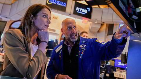 Maltesiske Roberta Metsola, president i Europaparlamentet, får omvisning av megler Meric Greenbaum på handelsgulvet på new York-børsen på en rolig dag.