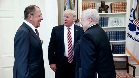 Russlands utenriksminister Sergej Lavrov (til venstre) var strålende fornøyd da han onsdag møtte Donald Trump. Til høyre, Sergey Kislyak, Russlands omstridte ambassadør i Washington, som hadde kontakt med den nå sparkede nasjonale sikkerhetsrådgiveren Michael Flynn.