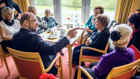 SPD og Martin Schulz er avhengig av et bra valgresultat i søndagens lokalvalg i Nordrhein-Westfalen. Her besøker Schulz et eldresenter i Pasewalk helt nord i Tyskland, i delstaten Mecklenburg-Vorpommern.