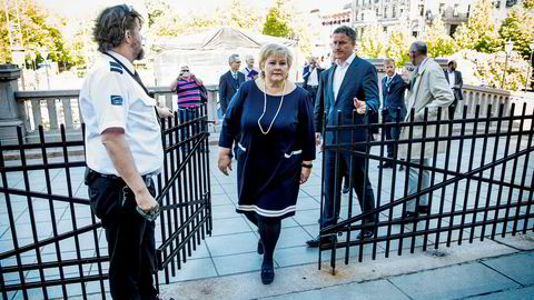 Statsminister Erna Solberg på vei inn til Stortinget tirsdag formiddag for å kommenterer nattens hendelse i Manchester.
