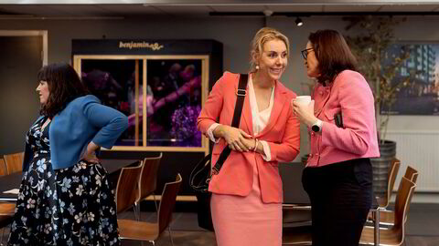 Cecilia Flatum (i midten), ny toppsjef i Deloitte Norge, deltok på mangfoldsmøtet sammen med Ina T. Pettersen, direktør for «People &amp; Purpose». – Det har selvfølgelig vært bekymringer om hva vi skal gjøre nå. Internkommunikasjon har vært at lovgivningen i USA gjelder i USA og at vi i Norge forholder oss til norsk lov, sier Flatum.