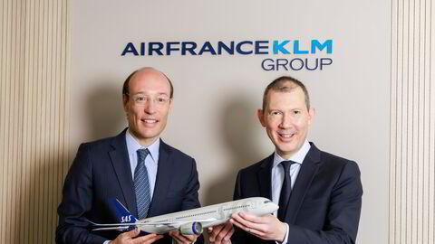 SAS-sjef Anko van der Werff og konsernsjef Ben Smith i Air France-KLM her i anledning den nye avtalen.