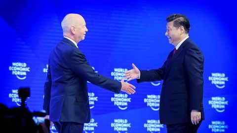 Kinas president Xi Jinping og grunnlegger og daglig leder for World Economic Forum, Klaus Schwab ønsker hverandre lykke til under toppmøtet i Davos.