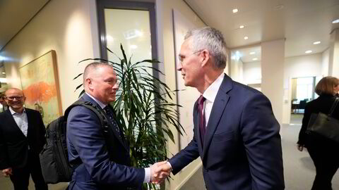 Finansminister Jens Stoltenberg hilser på Oljefondet-sjef Nicolai Tangen (t.v.) før høringen om Statens pensjonsfond 2025 på Stortinget.