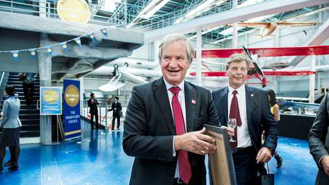 Bjørn Kjos (fra venstre) med familie eier vel en fjerdedel av Norwegian sammen med styreleder Bjørn H. Kise og kan tjene et milliardbeløp om det kommer bud på selskapet. Her er de to sammen under Paris Air Show i 2015.