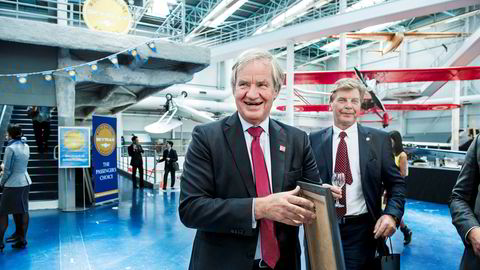 Norwegian-sjef Bjørn Kjos (fra venstre) og styreleder Bjørn H. Kise fikk en stor gevinst i fjor på utlån av aksjer til investorer som vil spekulere i kursfall. Her er de to på et flyshow i Paris i 2015.