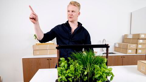 Selvdyrkingssystemet til Auk Eco regulerer vanning og lys. Nå overgår veksttakten til selskapet plantenes vekst, etter at gründer Didrik Dimmen har forsert flere vanskelige faser.