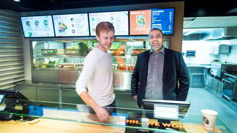 Geir Skeie (til venstre) serverer medgründer Ronny Gjøse i Pink Fish i kjelleren på Steen & Strøm. Onsdag åpner de sin første hurtigmatrestaurant som skal slå seg opp med fersk laks.
