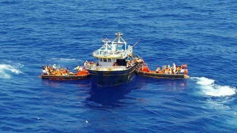 Mannskaper fra Siem Pilot er her i ferd med å redde 176 personer fra en fiskebåt. Totalt reddet skipet nesten 35.000 mennesker fra en mulig våt grav i Middelhavet. Nå er det slutt.