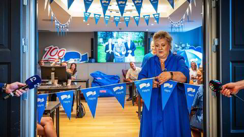Denne uken åpnet Erna Solberg valgkampsentralen på Høyres Hus i Oslo med klipping av snor og kort appell. På den påfølgende bussturnéen lovet hun aktiv næringspolitikk.