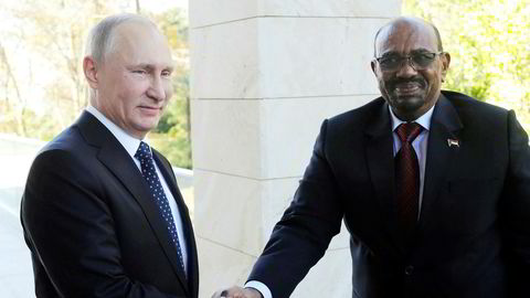Omar Al-Bashir er siktet for krigsforbrytelser og folkemord, men det stopper ham ikke fra å dra på statsbesøk. Her hilser han på Russlands president Vladimir Putin i Moskva torsdag.