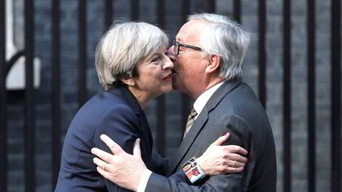 Velkomstkyss når EU-topp Jean-Claude Juncker møter Theresa May i Downing Street. Men middagen ble sur.