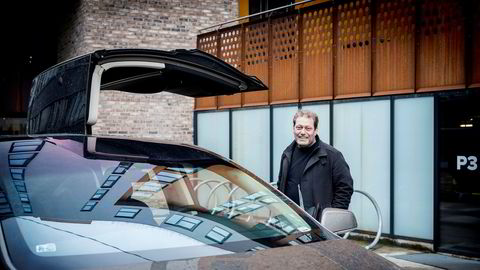 Frederic Hauge er skeptisk til at Ola Borten-Moe vil redusere el-bilfordelene. Her er han med sin nye Tesla Model X. Foto: Skjalg Bøhmer Vold