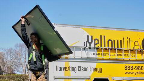 Theodore Tanczuk, installerer solpaneler for selskapet YellowLite i Lakewood, Ohio.