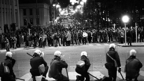 Det største politioppbudet i Oslo siden frigjøringen hindret en ungdomsmasse på 3000 mennesker å begå hærverk og butikk-plyndringer natt til 1. mai i 1981. Politifolk med hjelmer, gassmasker og verneskjold ryddet Karl Johans gate ved hjelp av tåregass uten at en eneste person kom til skade.