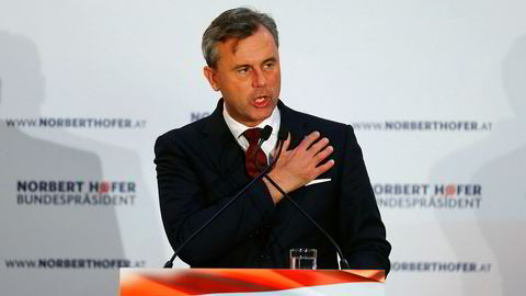 Den østerrikske presidentkandidaten Norbert Hofer i det høyrepopulistiske partiet FPOe taler under et valgmøte.