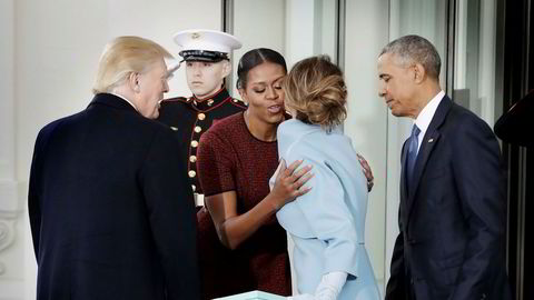 Førstedame Michelle Obama flankert av president Barack Obama ønsker påtroppende president Donald Trump og hans kone Melania Trump velkommen til Det hvite hus fredag. Trump holder sin innsettelsestale fredag klokken 18 norsk tid.