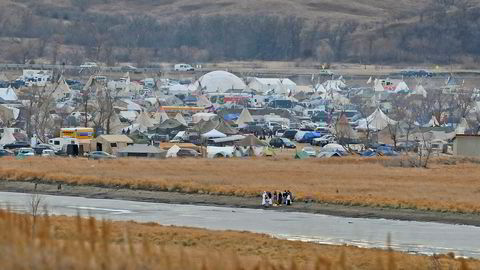 Protest-leiren mot oljerørledningen Dakota Access nær Morton County, North Dakota. Lederen for indianerstammen Cheyenne River Sioux oppfordre til boikott av næringslivet i delstatens hovedstad, Bismarck, i protest mot utbyggingen.