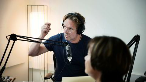 Nettavisens Anders Høglund er overrasket over gode lyttertall. Her i podkaststudio med Hege Storhaug.