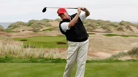 Donald Trump under en prøvesving på det 13. hullet på golfbanen Trump International nær Aberdeen i Skottland i juni 2011.