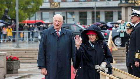 Kong Harald og dronning Sonja ved avreise fra honnørbrygga i Oslo på tur til lunsj på Kongeskipet Norge.