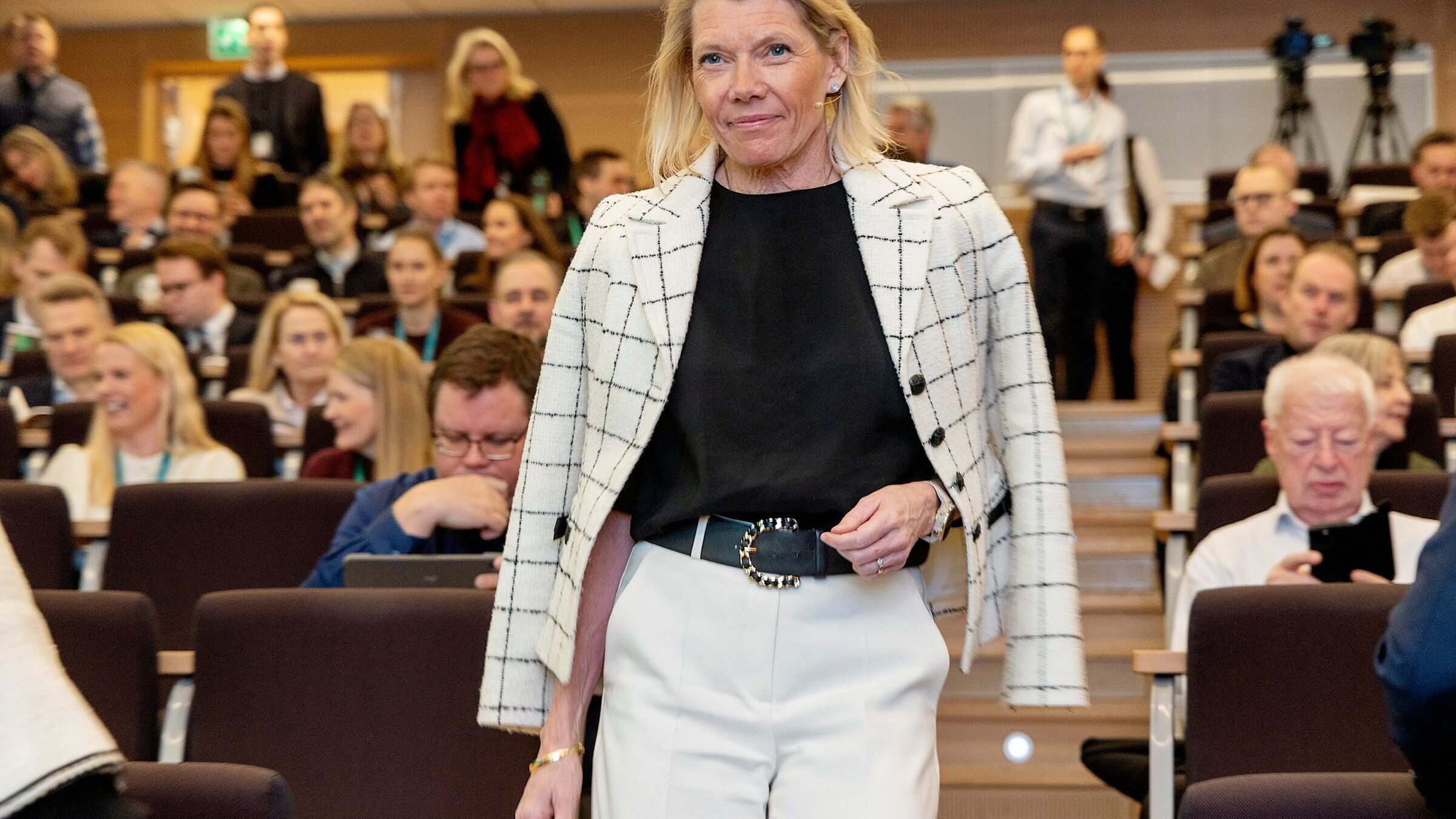 DNB deler rekordmye med eierne – mens kundene må vente