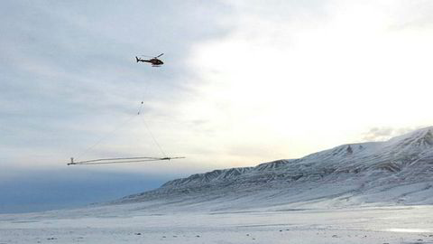 AEM (Airborne Electronic Measurement) går ut på å måle grunnens elektriske ledningsevne fra en antenne som henger under et helikopter.