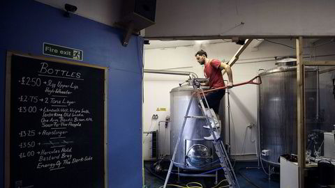 Trenden med håndverksøl er i ferd med å nå toppen internasjonalt. En ølbrygger sjekker temperaturen på ølet som lages på By The Horns Brewing i London.