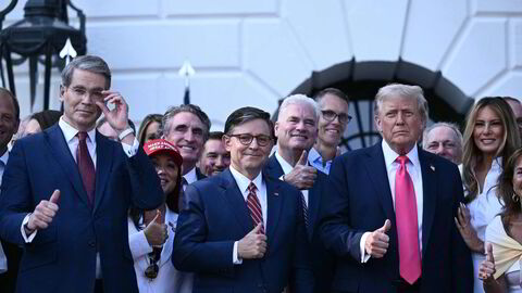 Finansminister Scott Bessent (t.v.) skryter av inntektene som kommer av økte tollsatser. Her avbildet med speaker i Representantenes hus, Mike Johnsen, og president Donald Trump.