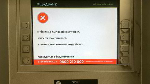 Mange er blitt rammet av det nye cyberangrepet. Her er en skjerm i Kiev onsdag som er blitt angrepet.